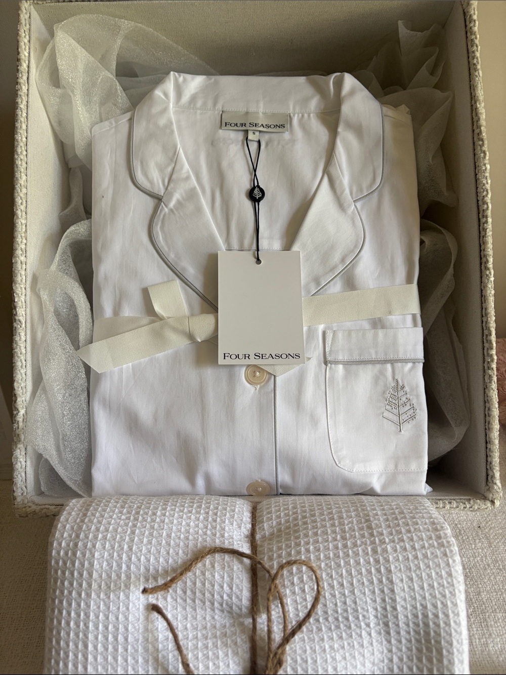 Four Seasons Women’s Luxury Hotel Pajama Set | Signature White | Size S | New